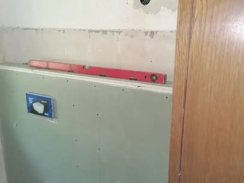 Vorwandinstallation im Badezimmer mit feuchtraumgeeigneten gr&uuml;nen Rigipsplatten und Unterp&uuml;tz-WC